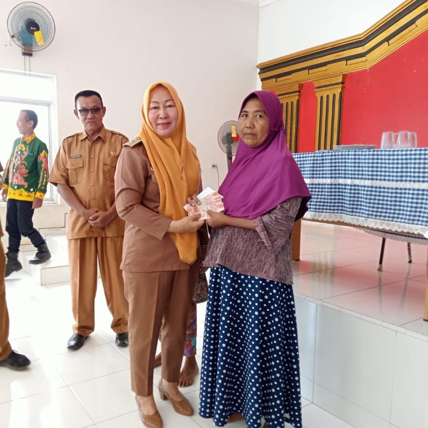 Pemerintah Desa Gedung Boga Salurkan BLT Kepada 30 KPM